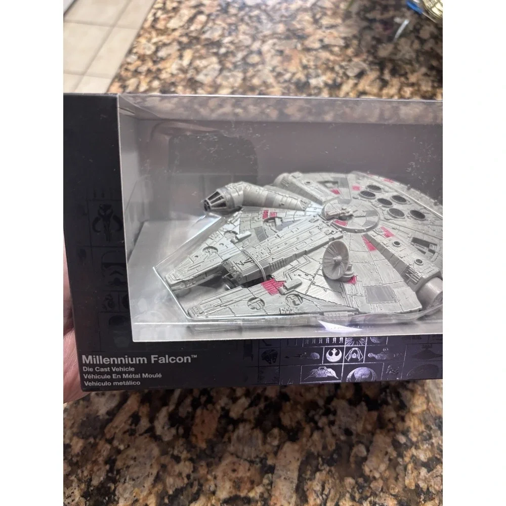 Disney Parks Star Wars Millennium Falcon Die Cast Vehicle Starship Brand New